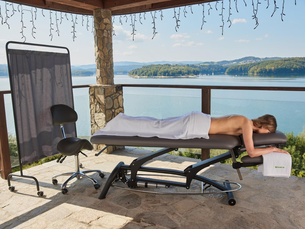 Osteopathie und General Osteopathic Treatment – wie die elektrische Massageliege die Arbeit des Osteopathen unterstützt