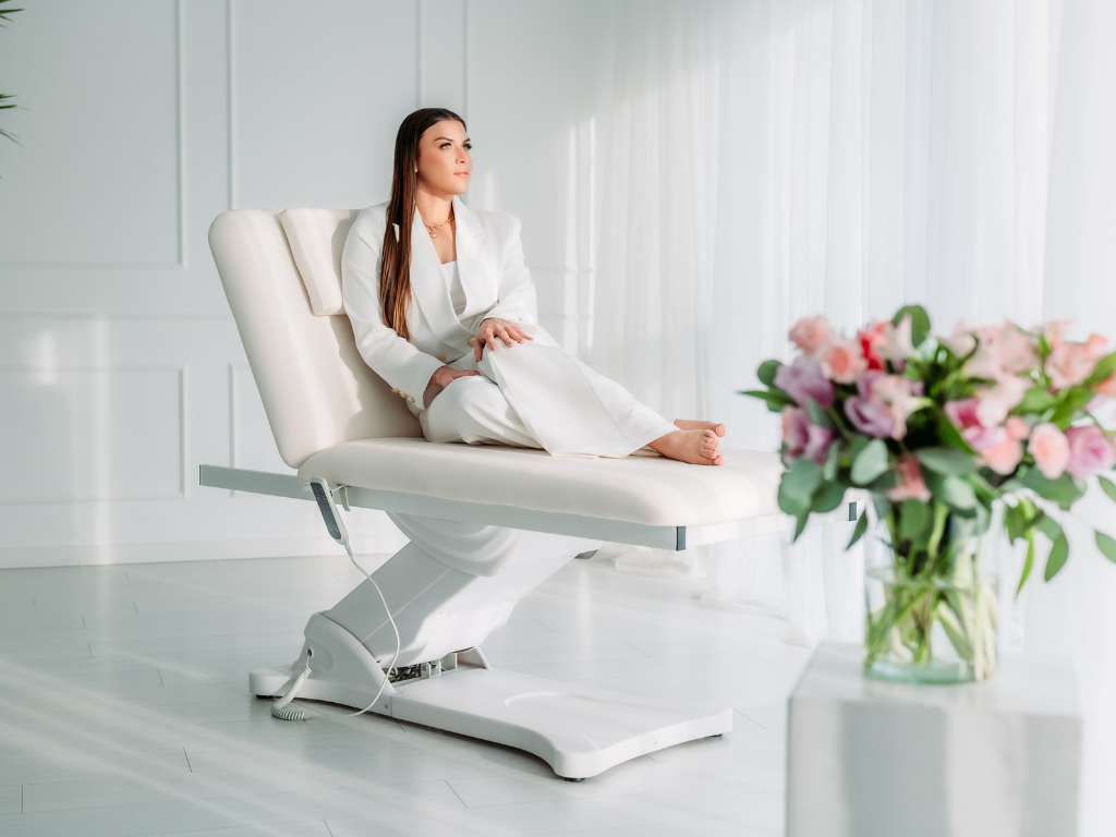 Kosmetikliege elektrisch mit beheizter Liegefläche – die größten Vorteile und für welche Behandlungen sie sich am besten eignet