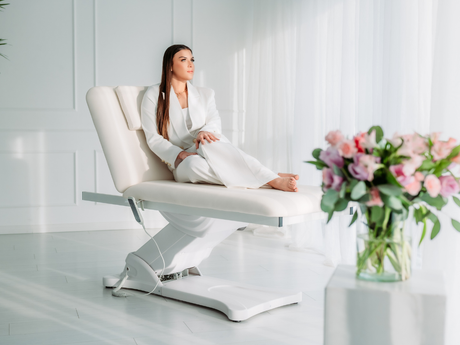 Kosmetikliege elektrisch mit beheizter Liegefläche – die größten Vorteile und für welche Behandlungen sie sich am besten eignet