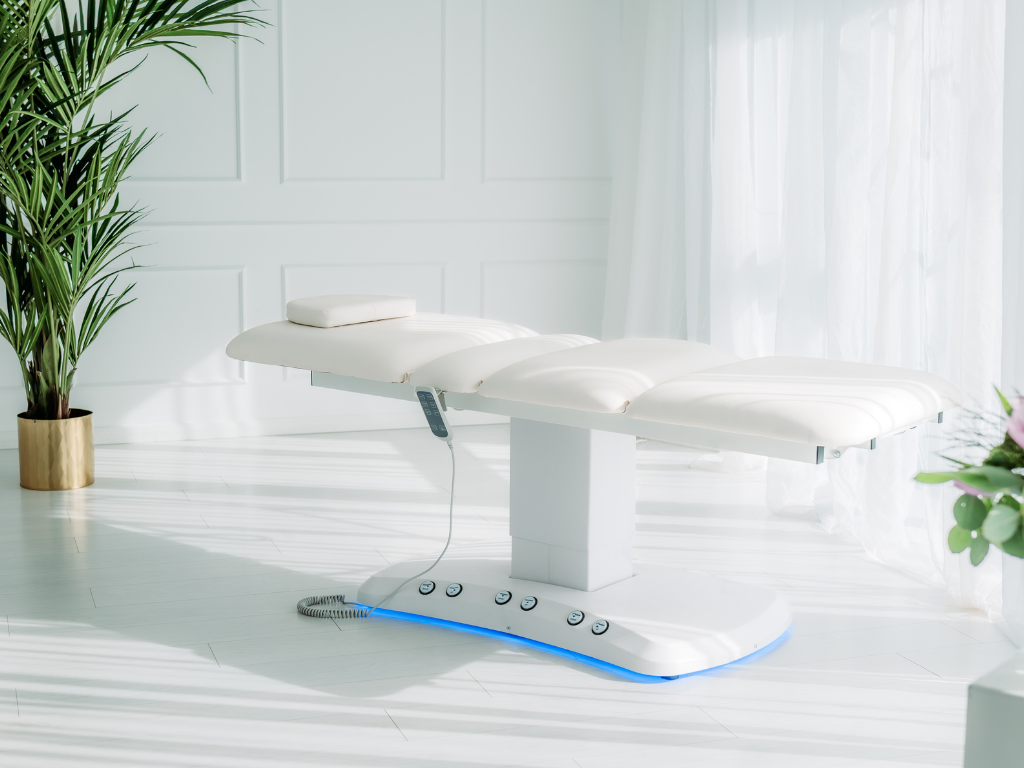 Elektrische Kosmetikliege und Arbeitsergonomie der Kosmetologin/des Kosmetologen – wie Verstellungen Komfort und Gesundheit des Spezialisten beeinflussen