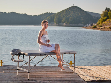 Massage im Freien – welche Eigenschaften sollte eine klappbare Massageliege für die Arbeit unter ungewöhnlichen Bedingungen haben?