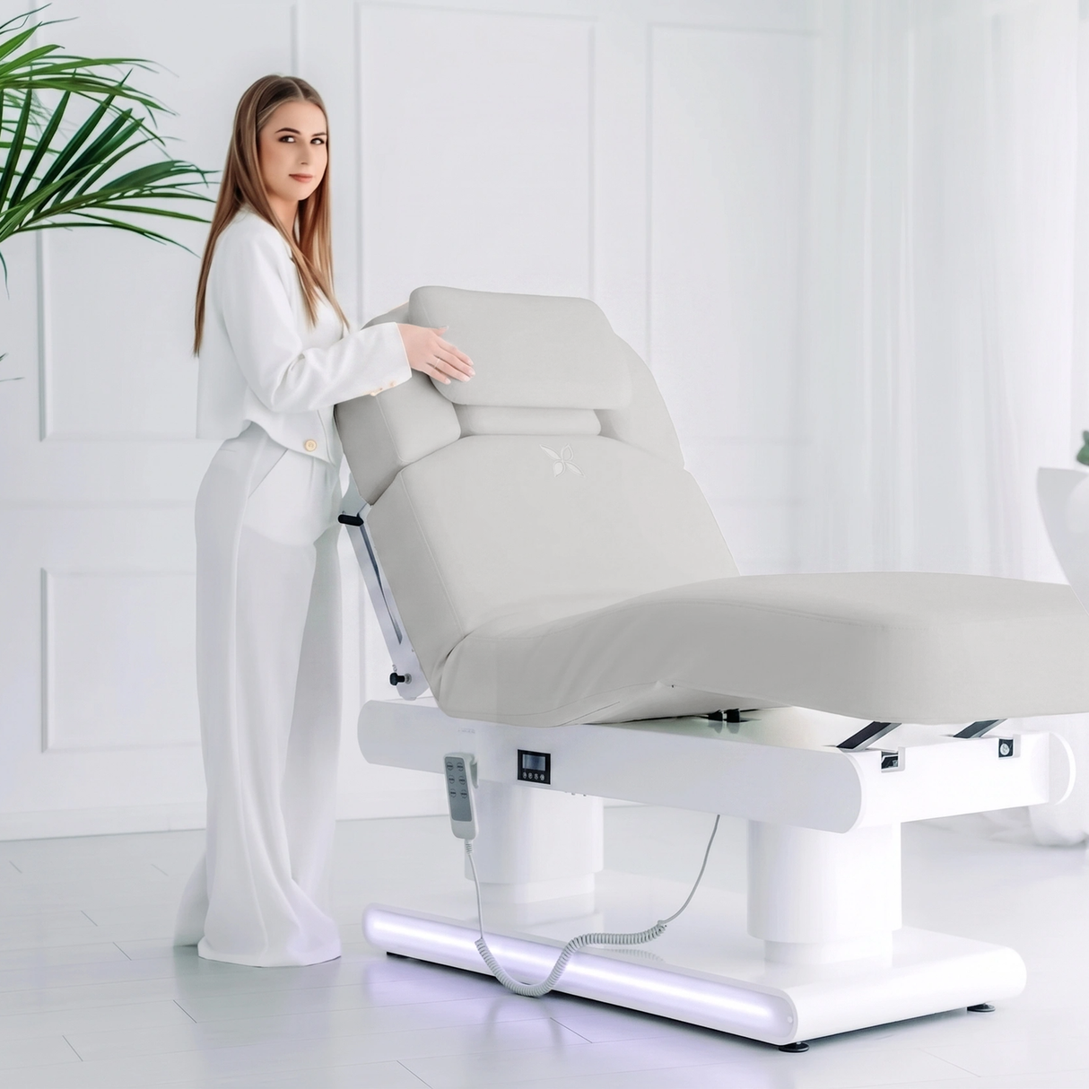 Kosmetikliege Elektrisch mit Heizung Eterna | 4 Motore  | für Premium-Studios | 3 Jahre Garantie