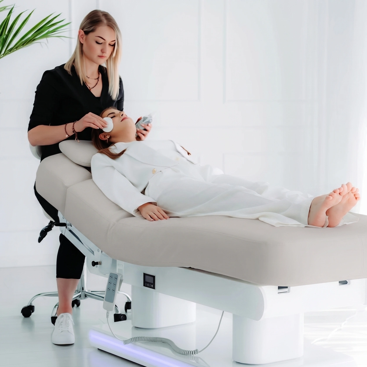 Kosmetikliege Elektrisch mit Heizung Eterna | 4 Motore  | für Premium-Studios | 3 Jahre Garantie