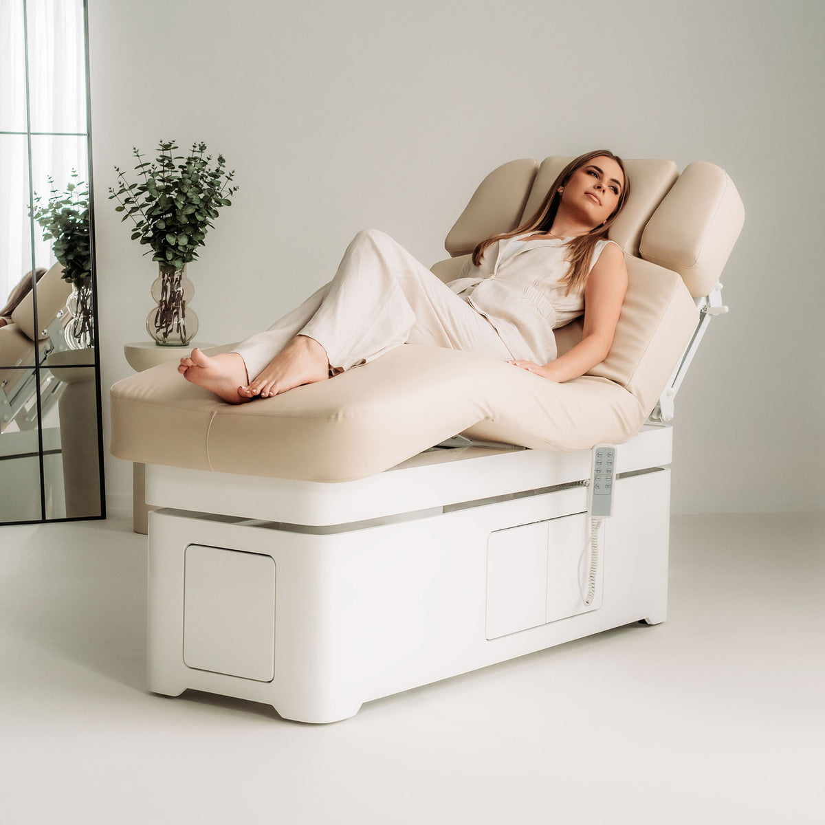 Vellia – elektrische SPA-Liege mit Heizung und Stauraum | Habys