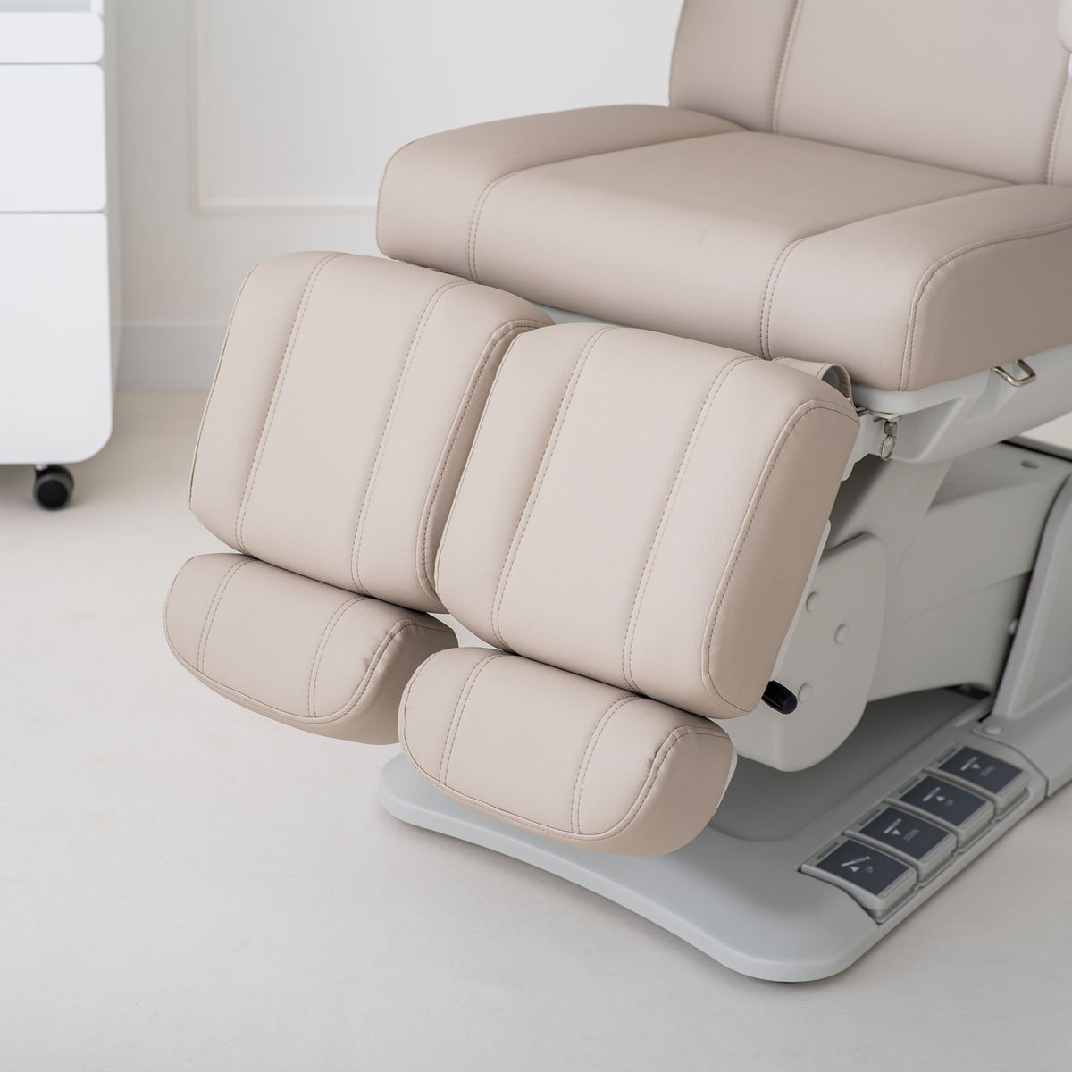 Habys Elektrischer Podologiestuhl Evia Lift P | Kosmetikliege für Podologie, Pediküre, Praxen für ästhetische Medizin sowie Kosmetik- und Beautysalons | 3 Jahre Garantie