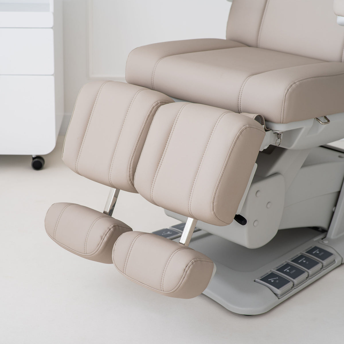 Habys Elektrischer Podologiestuhl Evia Lift P | Kosmetikliege für Podologie, Pediküre, Praxen für ästhetische Medizin sowie Kosmetik- und Beautysalons | 3 Jahre Garantie