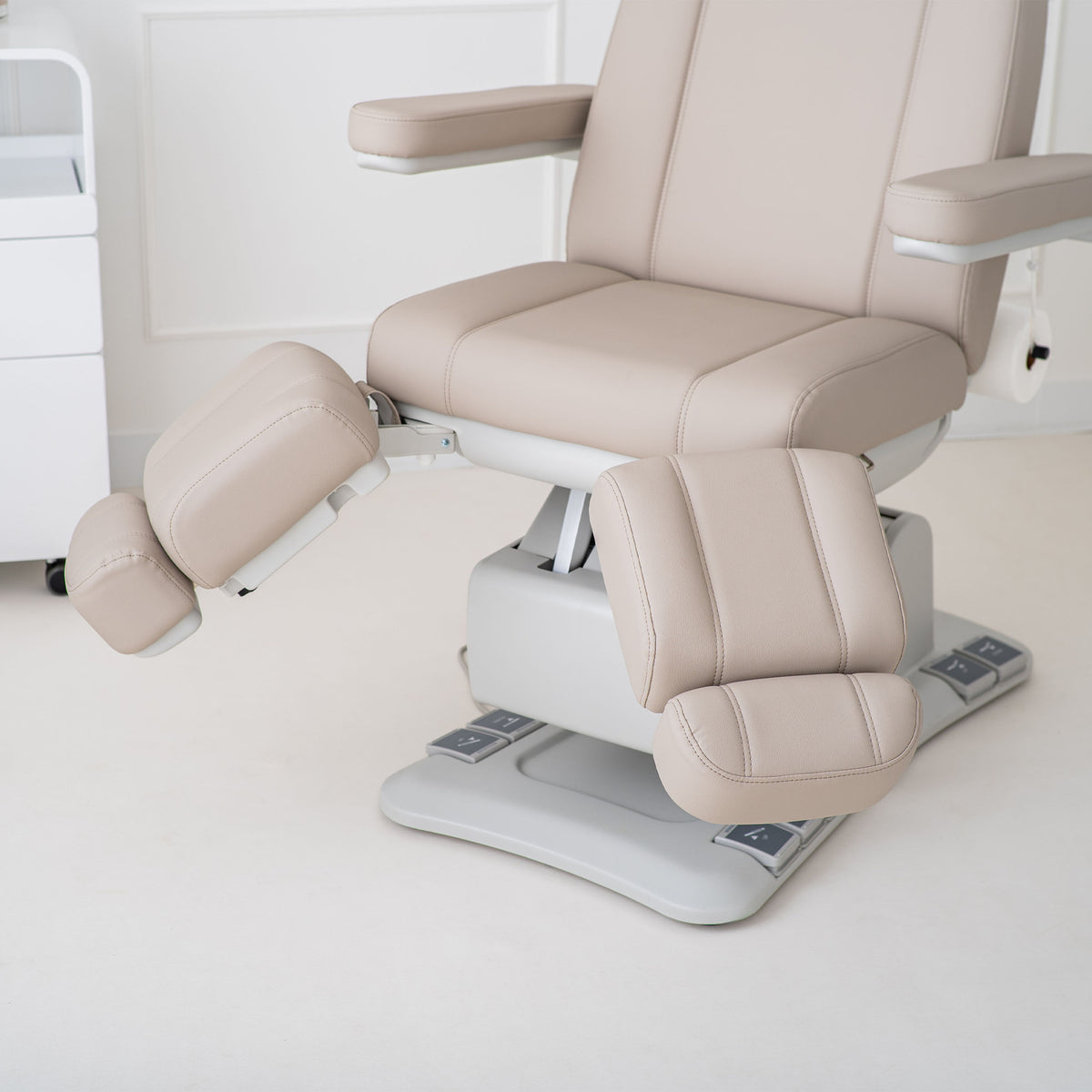 Habys Elektrischer Podologiestuhl Evia Lift P | Kosmetikliege für Podologie, Pediküre, Praxen für ästhetische Medizin sowie Kosmetik- und Beautysalons | 3 Jahre Garantie